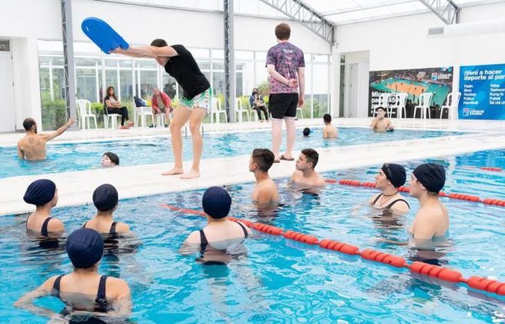 Las clases son en el renovado natatorio del Parque de Lomas.