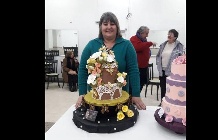 asegura que lo que más le gusta son los desafíos de las tortas temáticas.