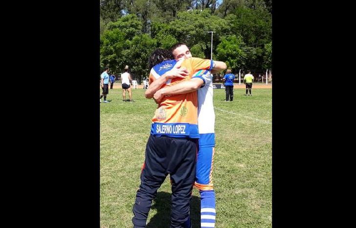 El abrazo de Iván Díaz con su entrenador.