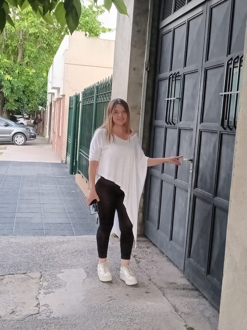 María Lorena, en la puerta de lo que fue el Centro Cultural El Quijote de Villa Hipódromo.