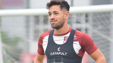 Acosta entrena para llegar al Clásico del Sur. Acosta entrena para llegar al Clásico del Sur.