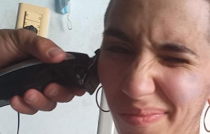 Tras el triunfo, se rapó la cabeza.