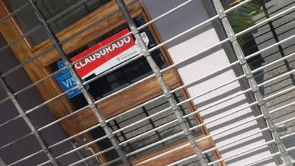 La concesionaria de Temperley acusada de estafas sigue clausurada.