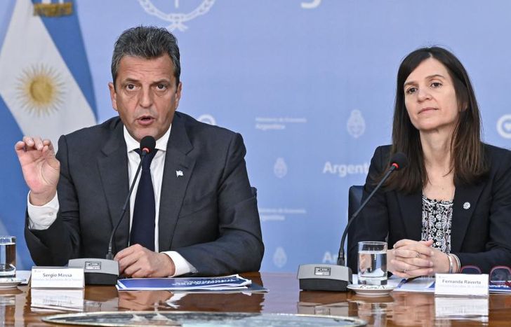 Sergio Massa y Fernanda Raverta anunciaron dos bonos para trabajadores informales.