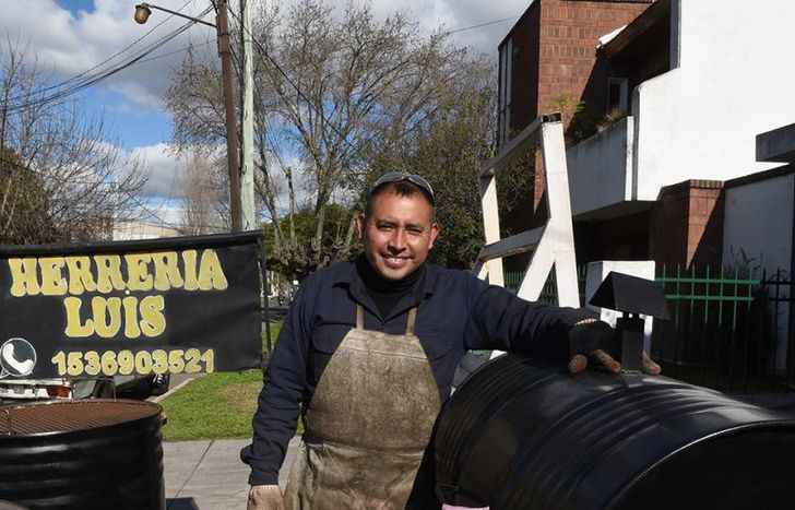 Hoy en día, Luis trabaja como herrero en su casa.