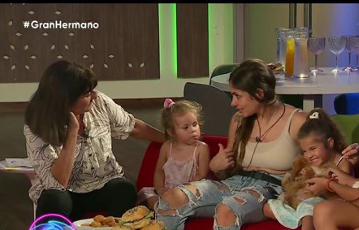 Romina y sus hijas.