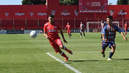 Matías González busca desbordar. Matías González busca desbordar.