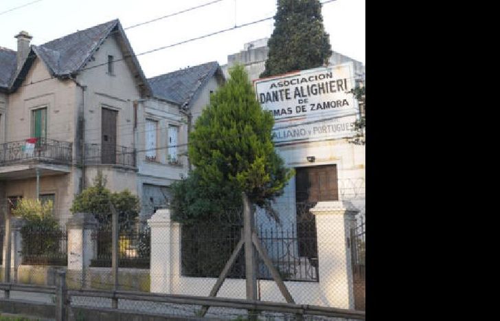 En Pasaje Benítez 177, Lomas.