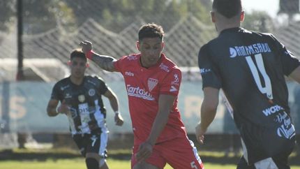 los andes igualo con fenix en un duro partido en yupanqui los andes igualo con fenix en un duro partido en yupanqui