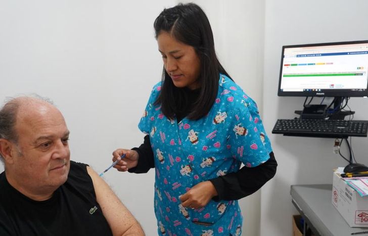 Los mayores de 65 años podrán vacunarse desde el martes.