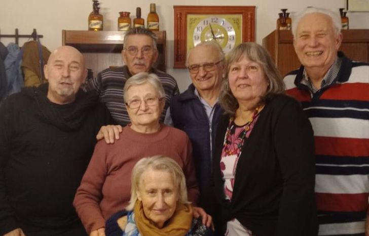 La familia unida para celebrar el cumpleaños de Anita.