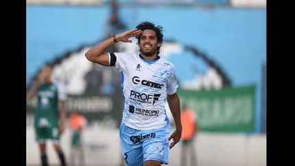 Magnín festeja su segundo gol y Temperley disfruta Magnín festeja su segundo gol y Temperley disfruta