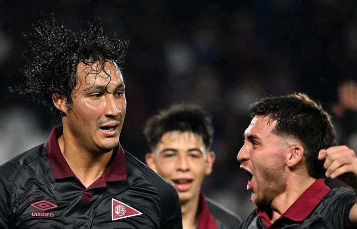 José Canale abrió el marcador para Lanús ante los tucumanos.