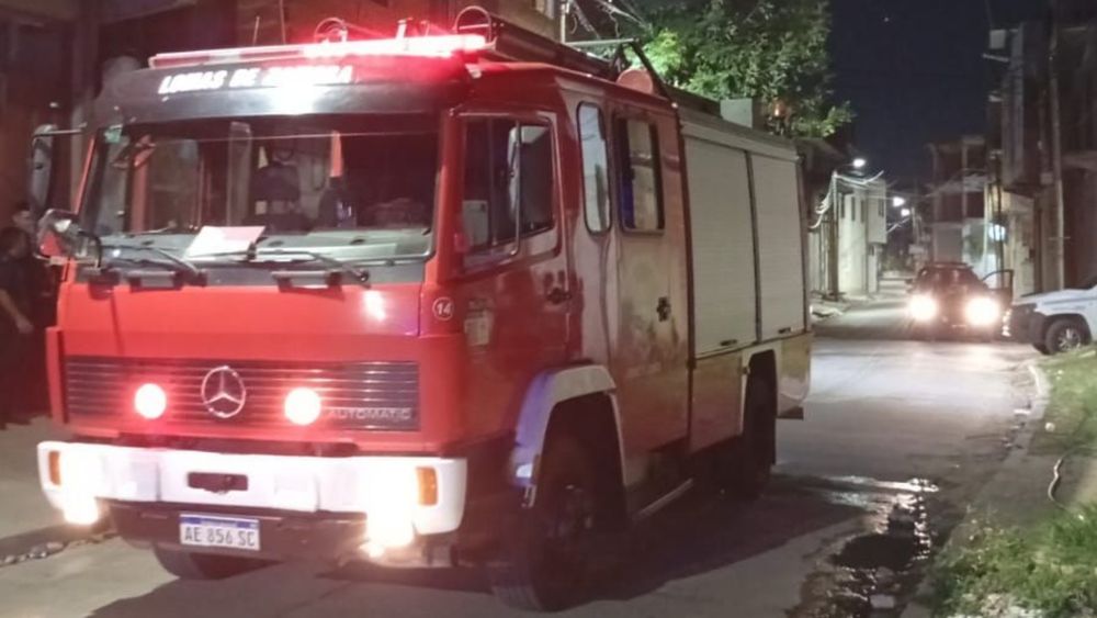 Los bomberos de Lomas asistieron con una dotación para apagar el incendio. Los bomberos de Lomas asistieron con una dotación para apagar el incendio.