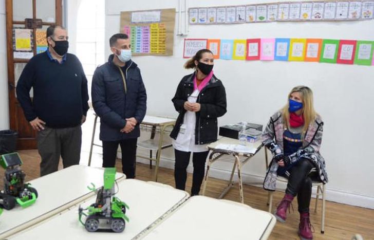Las escuelas recibirán más de 300 kits de robótica.