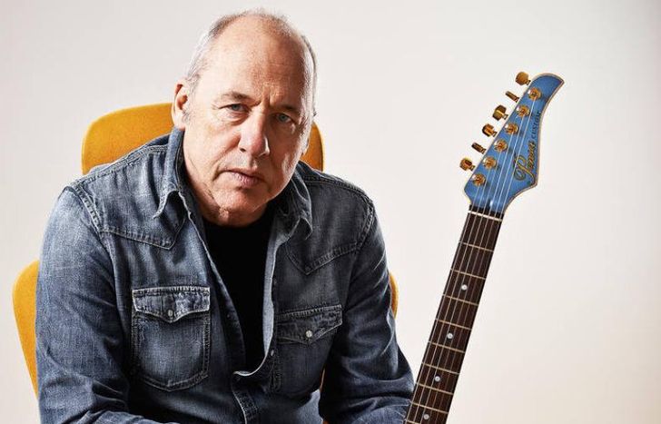 Veterano rockero con su guitarra Pensa.
