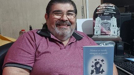 Jorge, feliz y orgulloso junto a su libro.