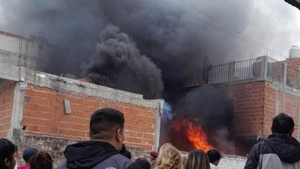 Los vecinos observan el feroz incendio.