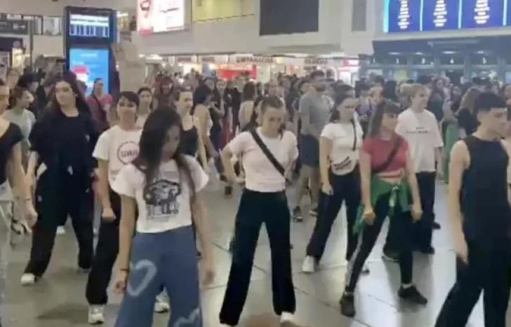 Danza con Lali de fondo.