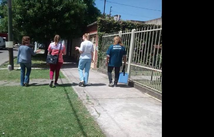 BAJO LA MODALIDAD “PUERTA A PUERTA”, LOS PROFESIONALES SALEN A LAS CALLES DESDE LAS UNIDADES SANITARIAS.