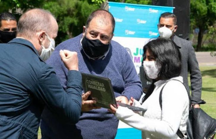 Antes de este cargo, se desempeñó como consejero escolar.