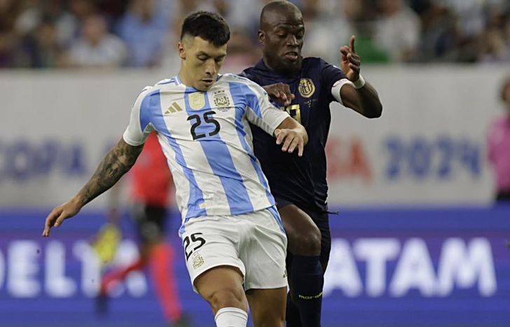 Lisandro Martínez anula a Enner Valencia.