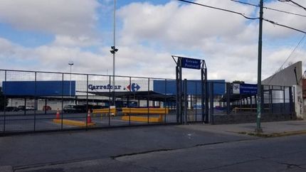 Policías confirmaron el macabro hallazgo en el estacionamiento de un supermercado.