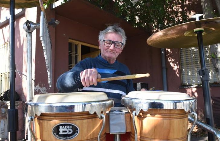 Pepe en su ritual, como cada mediodía. Su música contagia alegría.