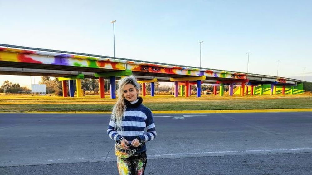 La artista que cambió el puente de la ruta 6.