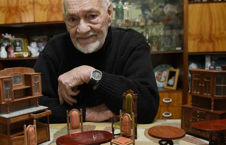 Adolfo tiene un don en sus manos.