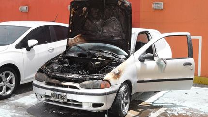El auto sufrió serios daños por las llamas.