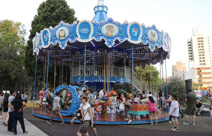 Ya es la gran atracción de la plaza central de Lomas.