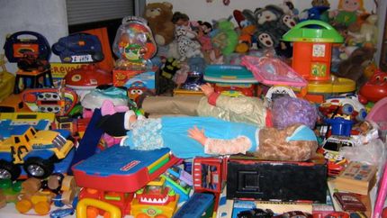 Reciben donaciones de juguetes y golosinas. Reciben donaciones de juguetes y golosinas.