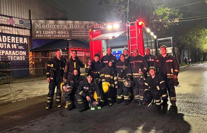 Trabajaron en el lugar 10 bomberos con dos dotaciones y tardaron media hora en controlar el incendio.&nbsp;