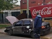 El auto dañó el frente del negocio. El auto dañó el frente del negocio.