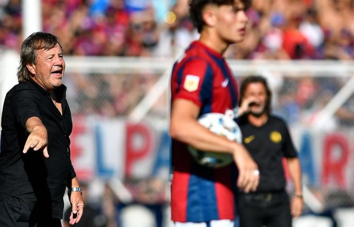 Zielinski acomodando al equipo.