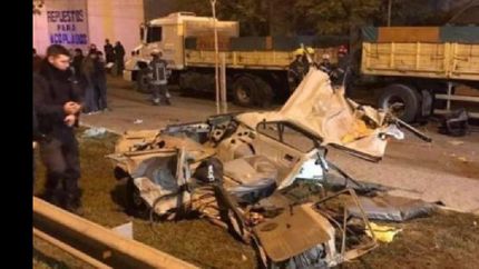 así quedó el vehículo con el que transitaban los jóvenes fallecidos.
