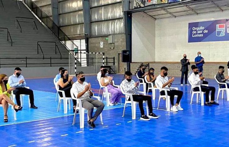 En la Escuela de Árbitros se graduaron 15 chicos y chicas.