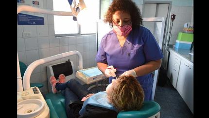 En el equipo trabaja un odontólogo, un asistente dental, un administrativo y personal de seguridad.