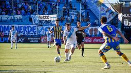 Gabriel Hauche se prepara para marcar un golazo para Temperley.