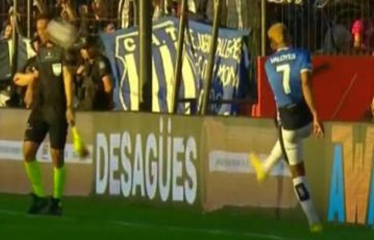 Diego Valoyes tuvo una mala reacción y estuvo al borde de ser expulsado.