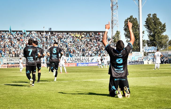 Marcos Echeverría debutó en la red con la camiseta de Temperley.