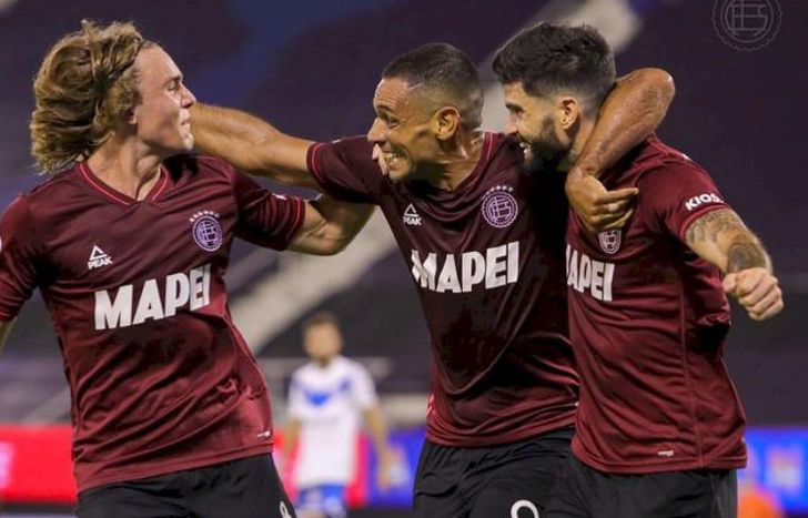 De la Vega, Sand y Orsini festejan en el Amalfitani en 2020.