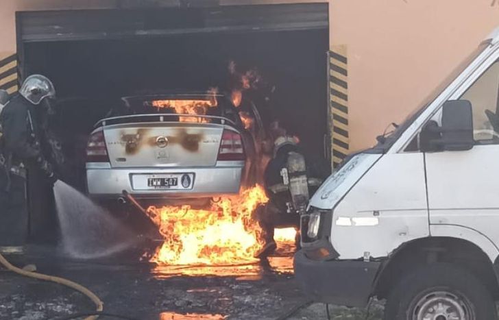 Dos dotaciones y seis bomberos intervinieron para apagar el incendio.
