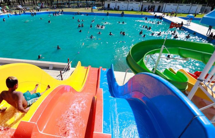 La gran atracción es el Parque Acuático con sus toboganes y mangrullos.