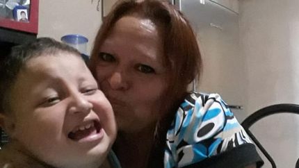 Angélica está feliz: su hijo podrá aprender a leer y escribir.