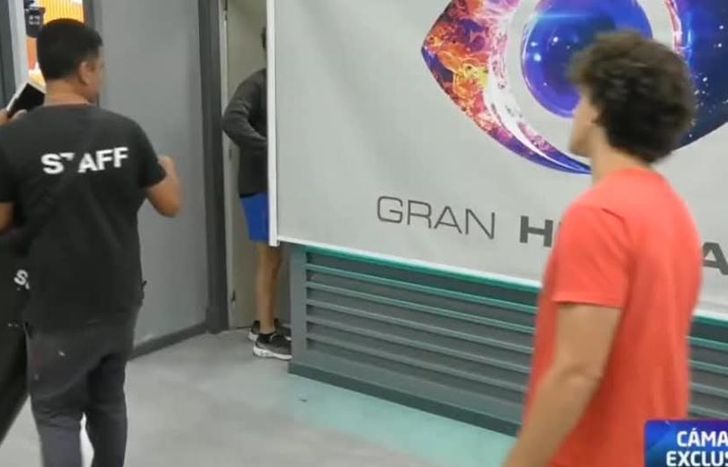 La situación fue captada por una de las cámaras de la casa y rápidamente se volvió viral.