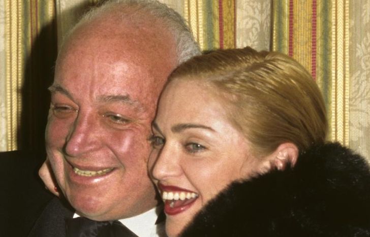 Junto a la cantante.