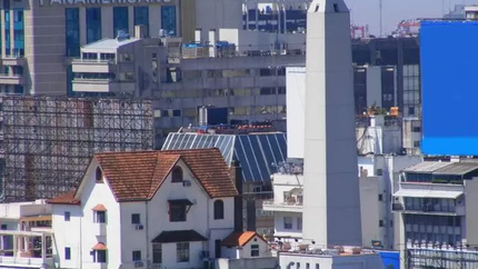 El Chalecito es de estilo Normando y está ubicado en el décimo piso del edificio, frente al Obelisco.