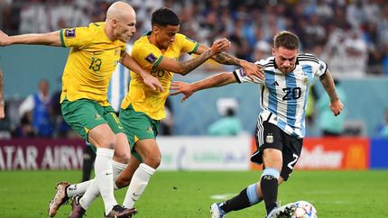 Mac Allister ante la marca de dos rivales.